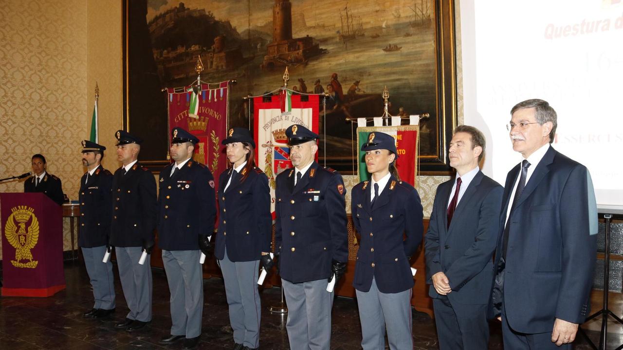 Il questore Orazio D'Anna premia alcuni degli agenti della polizia