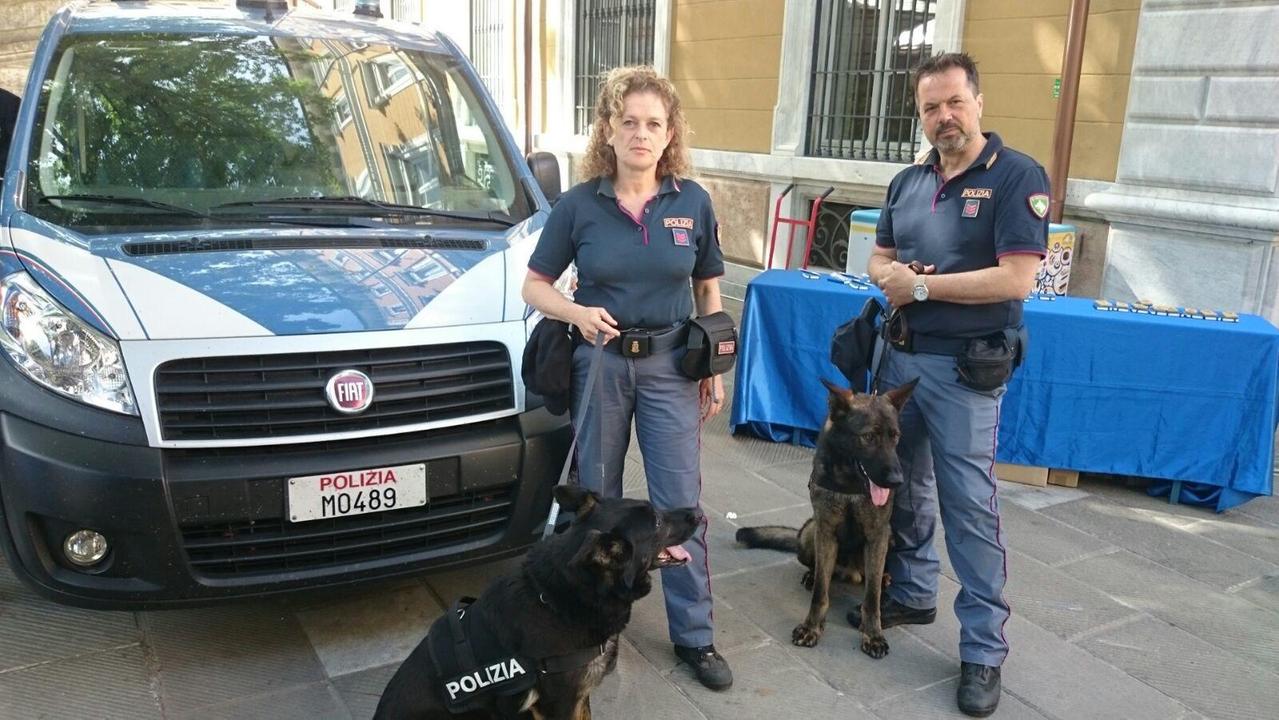 Poliziotti e cani anti-droga delle unità cinofile di Bologna