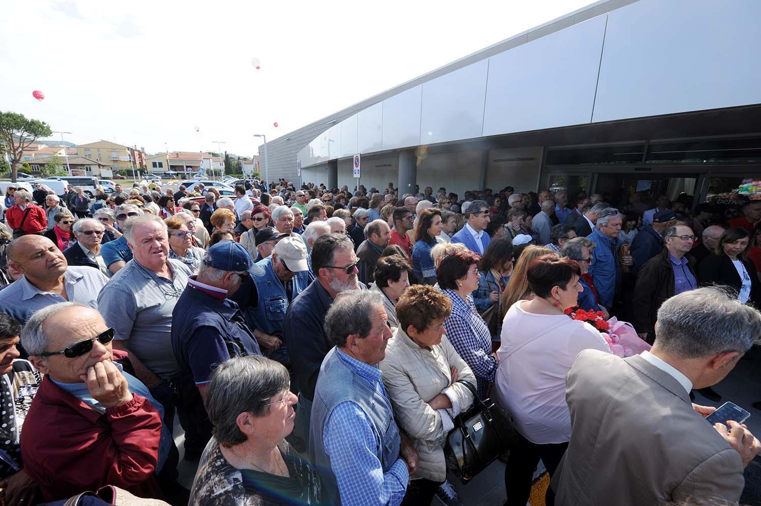 La folla per l'apertura della Coop (foto Paolo Barlettani)