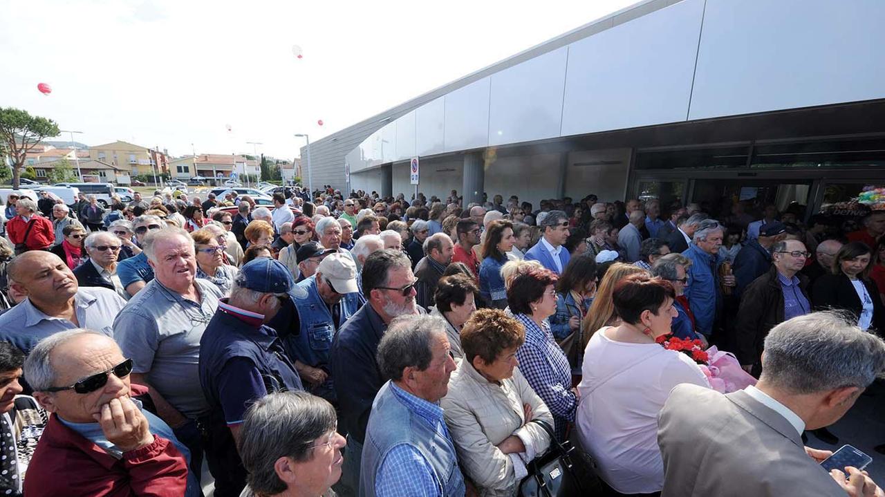 La folla per l'apertura della Coop (foto Paolo Barlettani)