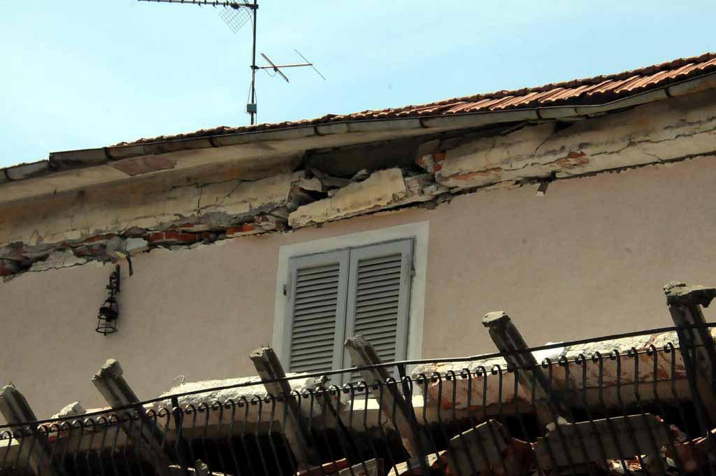 Il tetto crollato della palazzina