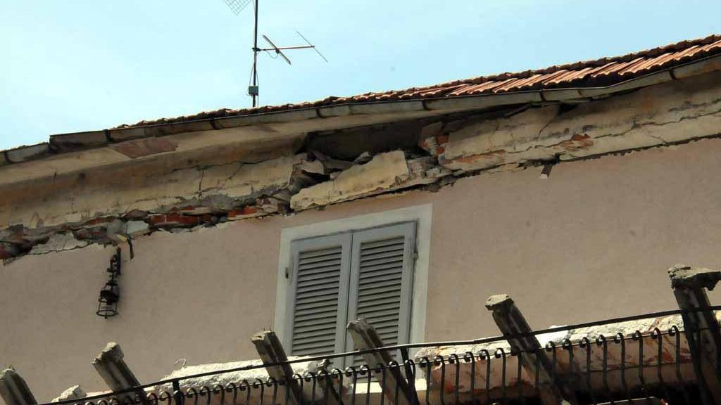Il tetto crollato della palazzina