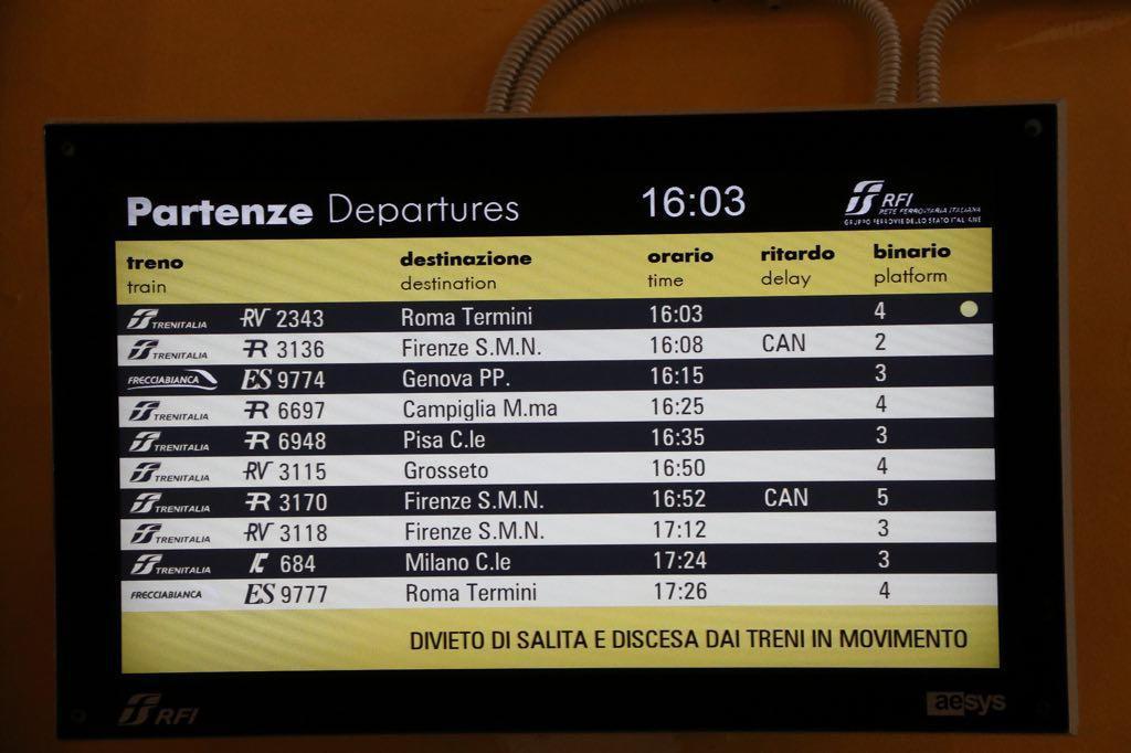 Il monitor con i treni in partenza soppressi (Pentafoto)