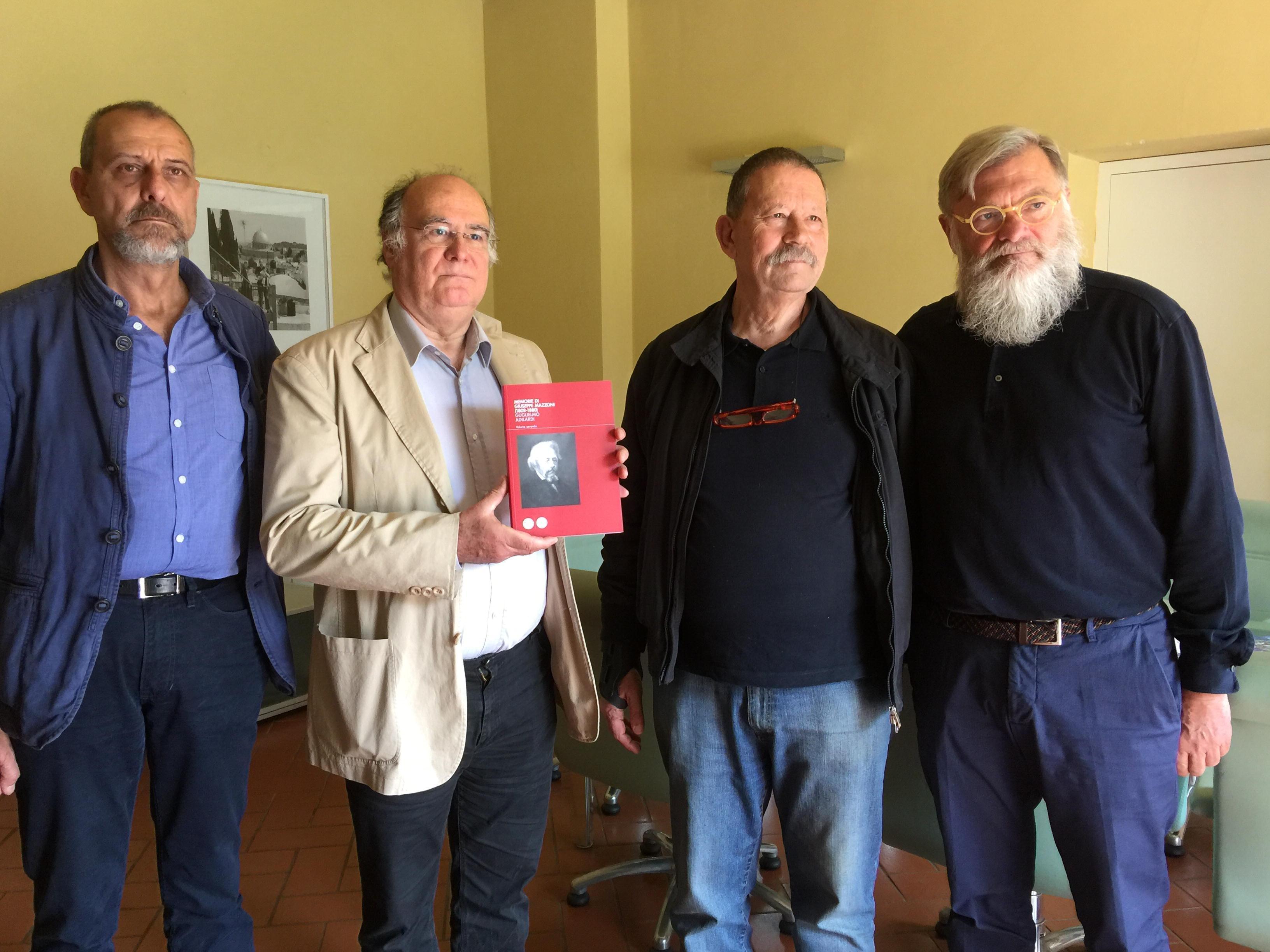 Il maestro venerabili Piero Riccomini, di fianco Guglialmo Adilardi, autore del libro su Mazzoni, poi i maestri venerabili Lorenzo Lecchini Giovannoni e Massimo Taiti