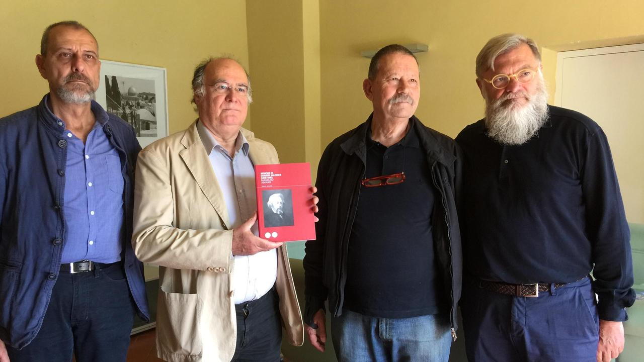 Il maestro venerabili Piero Riccomini, di fianco Guglialmo Adilardi, autore del libro su Mazzoni, poi i maestri venerabili Lorenzo Lecchini Giovannoni e Massimo Taiti