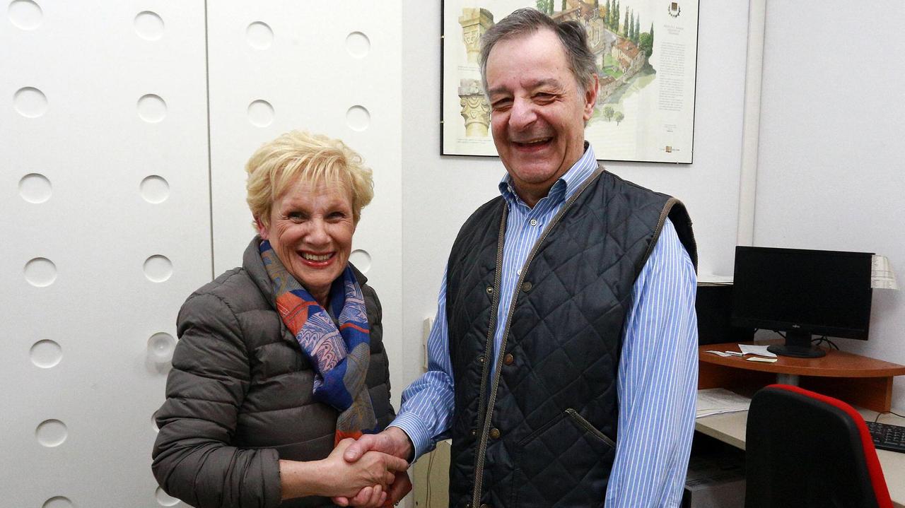 La stretta di mano fra Margherita Viviani e Franco Bigazzi (Foto Agenzia Carlo Sestini)