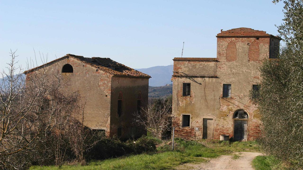 Due casolari della società “Fondi Rustici” in Valdera (Foto d’archivio)