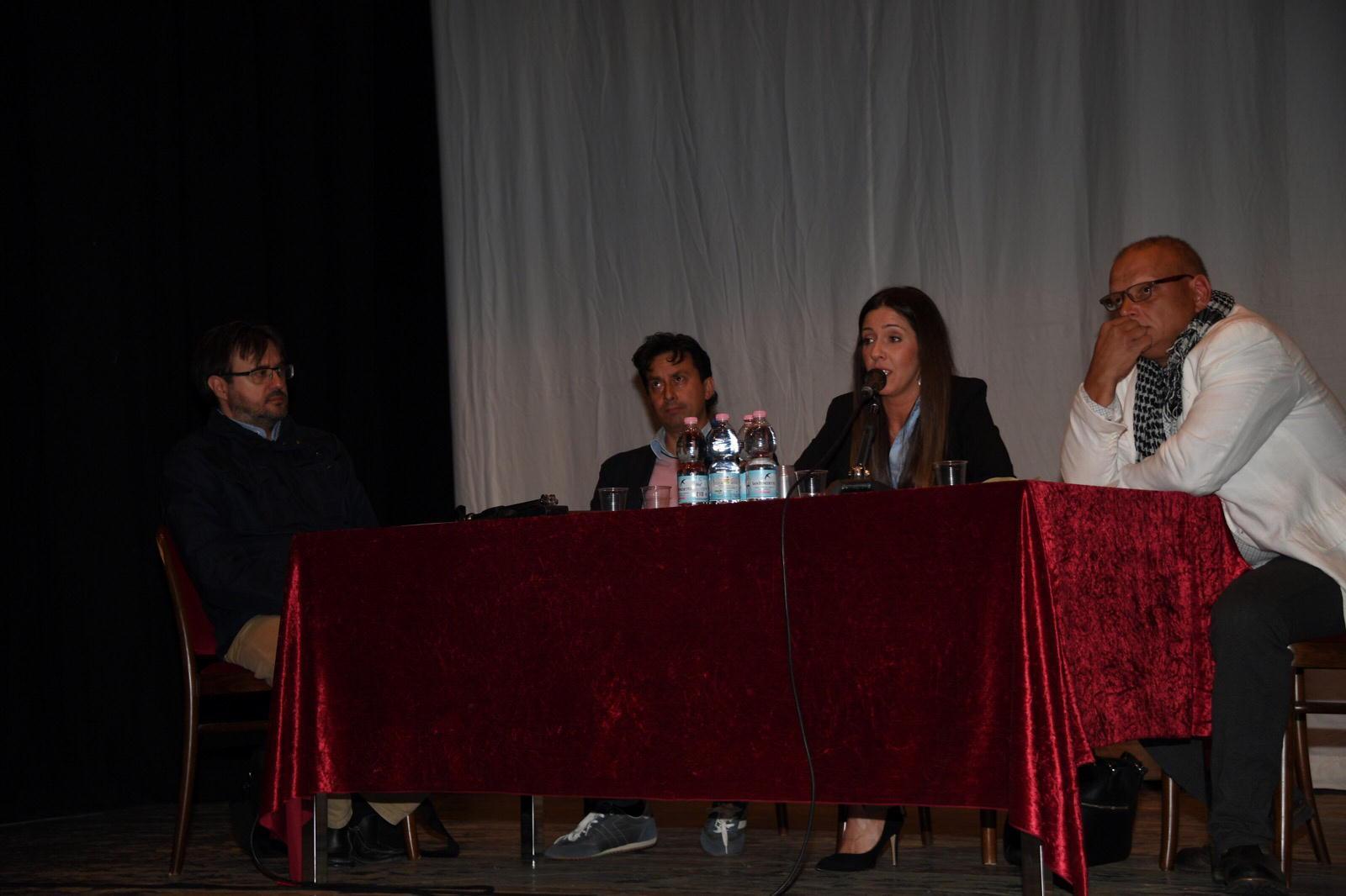I candidati durante il confronto