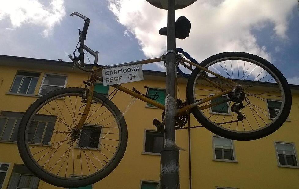La bici di Gege issata dai tifosi sul palo in via Rindi 