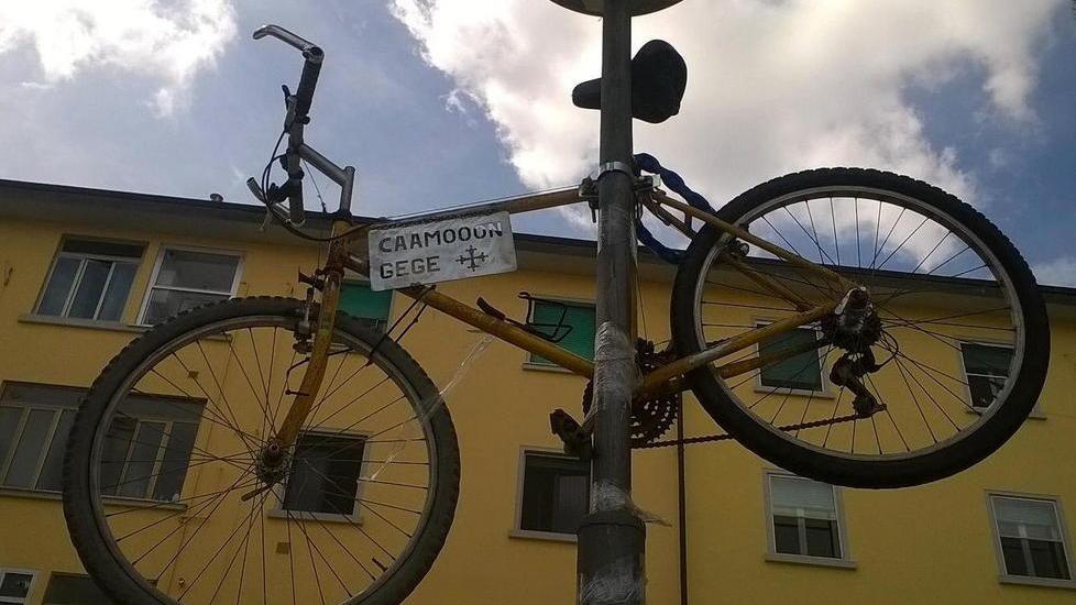 La bici di Gege issata dai tifosi sul palo in via Rindi