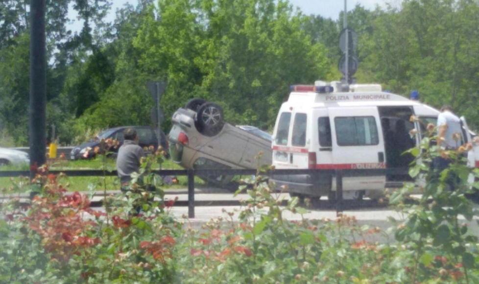Restano incolumi nell’auto ribaltata