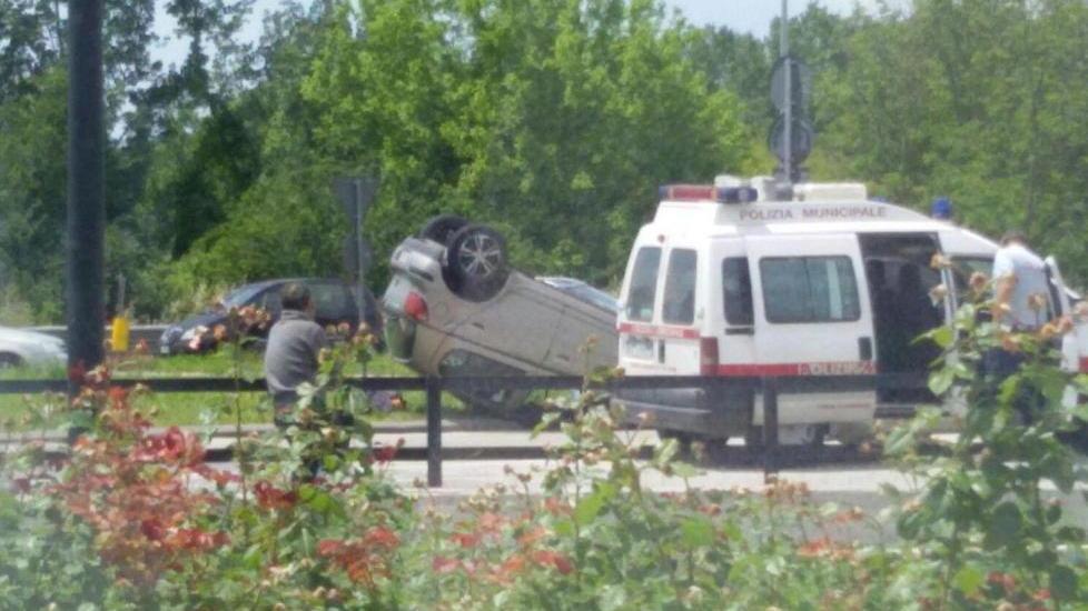 Restano incolumi nell’auto ribaltata