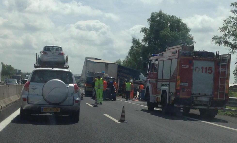 Tir contro furgone sull’A11 Automobilisti in coda