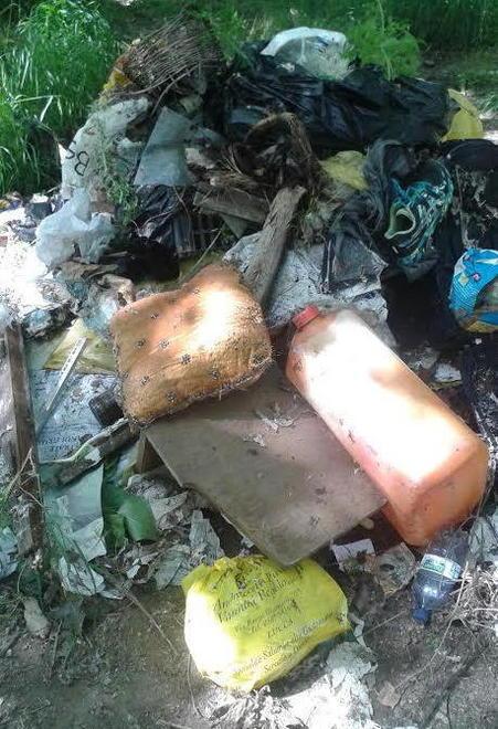 Rifiuti per tutti i gusti trovati sul fiume dai bimbi di “Scarty” 