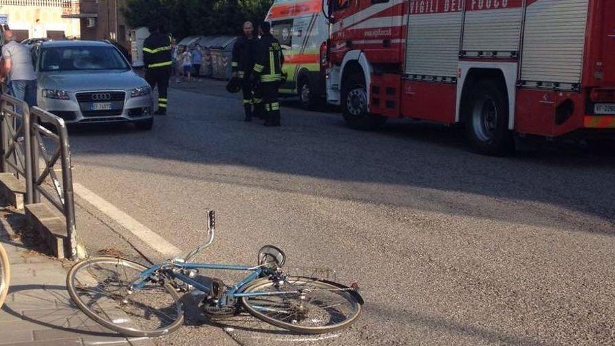 Massa, drammatica sequenza di disgrazie: malore al bar, ciclista investito e incidente