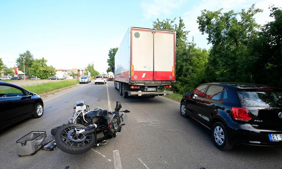 Motociclista ferito in un incidente
