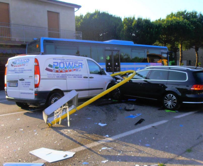 Romea, veicolo abbatte un segnale poi urta un furgone