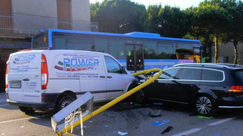 Romea, veicolo abbatte un segnale poi urta un furgone