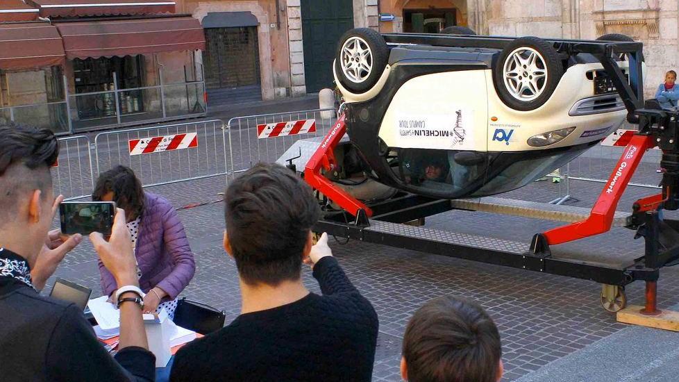 L’auto si ribalta: niente panico, è una simulazione