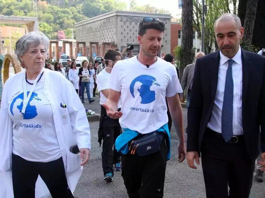 Gira l'Italia a piedi per una onlus e fa tappa in Versilia