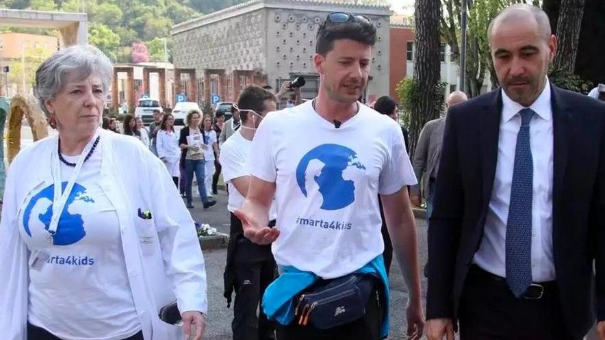 Gira l'Italia a piedi per una onlus e fa tappa in Versilia