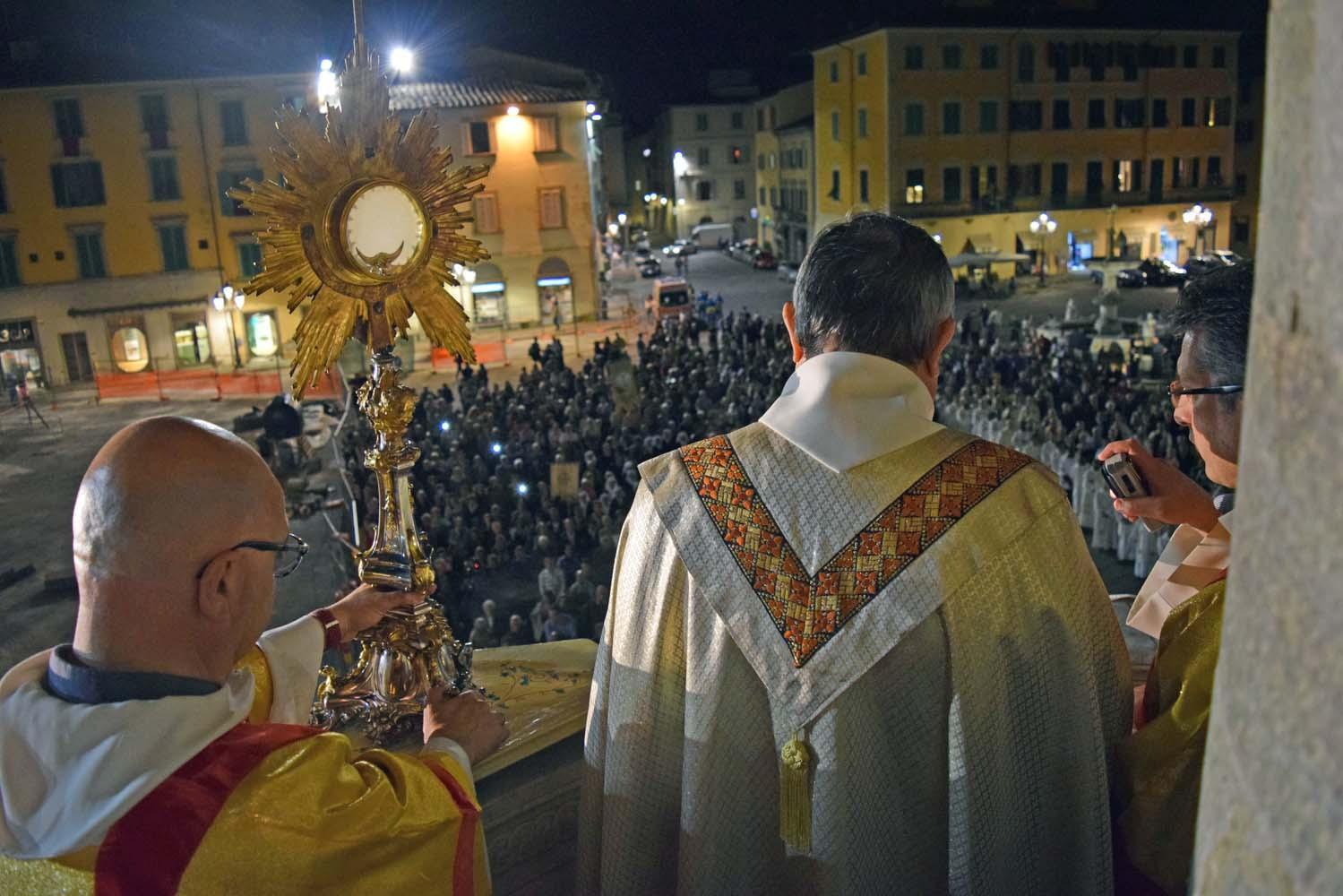 Il vescovo Franco Agostinelli sul pulpito di Donatello in occasione della processione del Corpus Domini