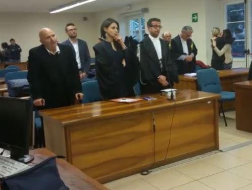 Roberto Romanini (a sinistra) dopo la lettura della sentenza del tribunale di Lucca