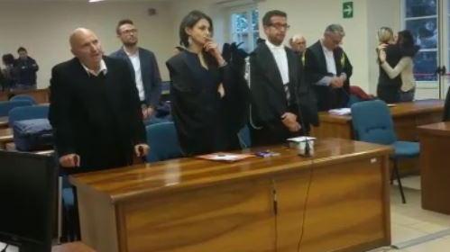 Roberto Romanini (a sinistra) dopo la lettura della sentenza del tribunale di Lucca
