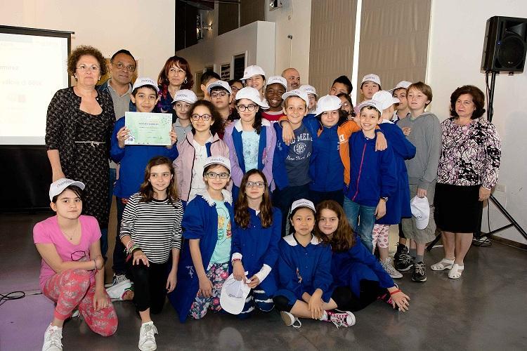 Foto allegate 
2° Classificato RI-ENERGY: famiglia dell’alunno Alex Francesco Ramirez Munoz di Prato  - Ist. Fabio Filzi,  Classe V.  Foto con la classe e Saura Saccenti di Estra 
