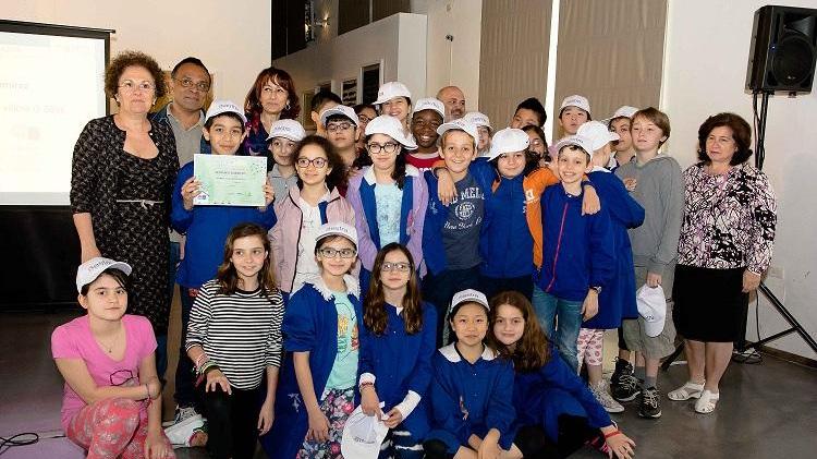 Foto allegate
2° Classificato RI-ENERGY: famiglia dell’alunno Alex Francesco Ramirez Munoz di Prato - Ist. Fabio Filzi, Classe V. Foto con la classe e Saura Saccenti di Estra