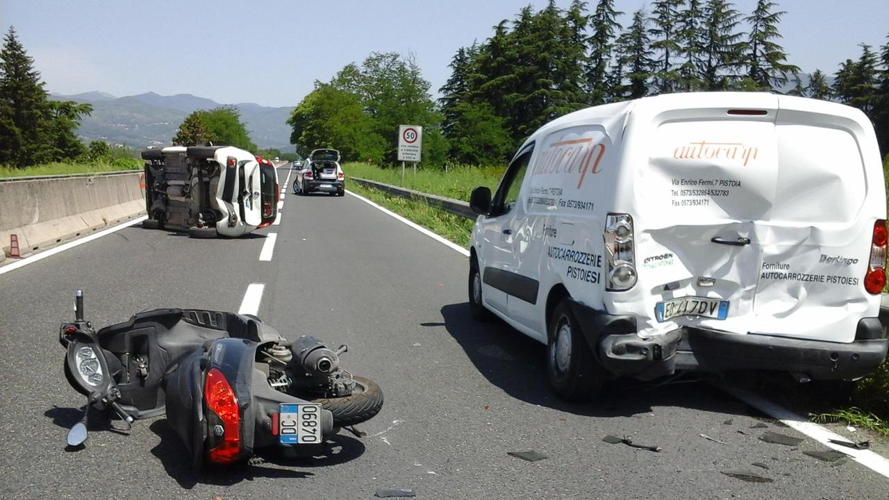I mezzi coinvolti nell'incidente sulla tangenziale (foto Gori)
