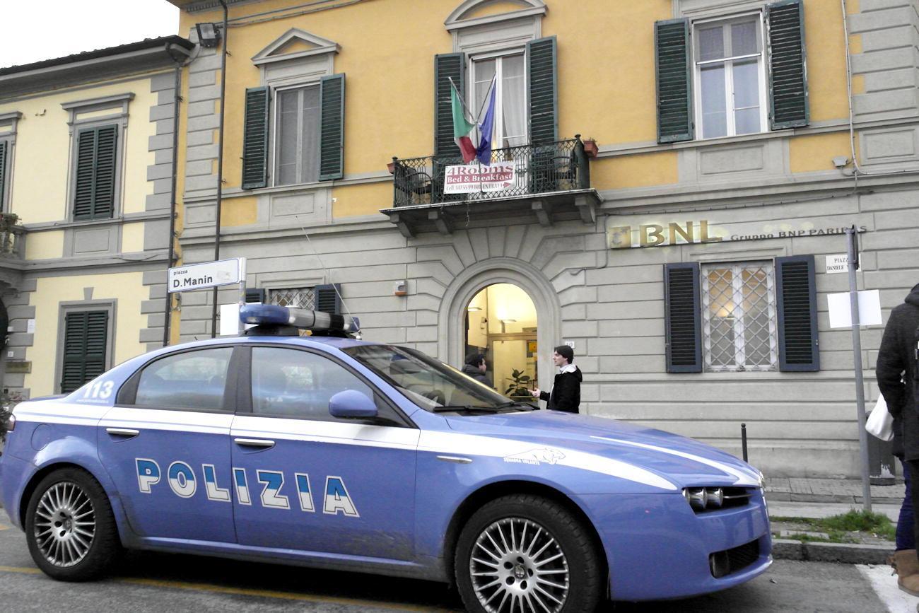 Polizia intercetta banda ladri e spara, fermate due persone 