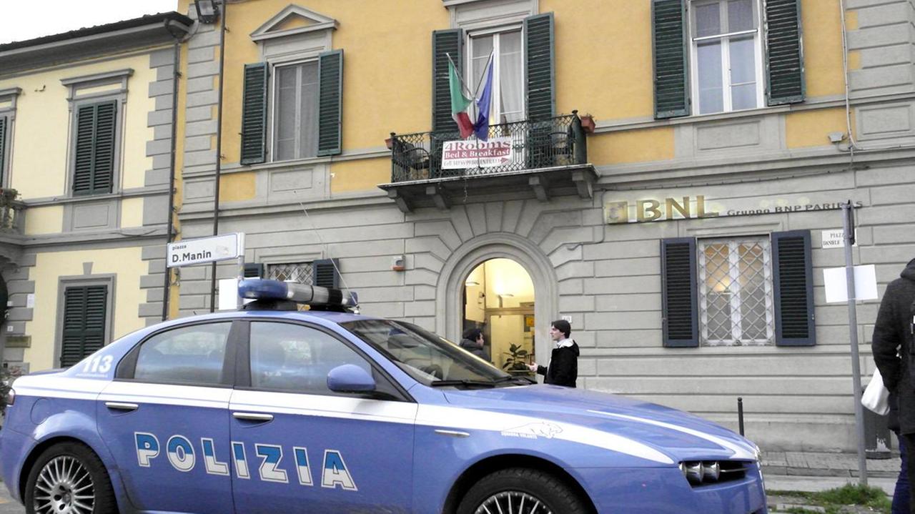 Polizia intercetta banda ladri e spara, fermate due persone