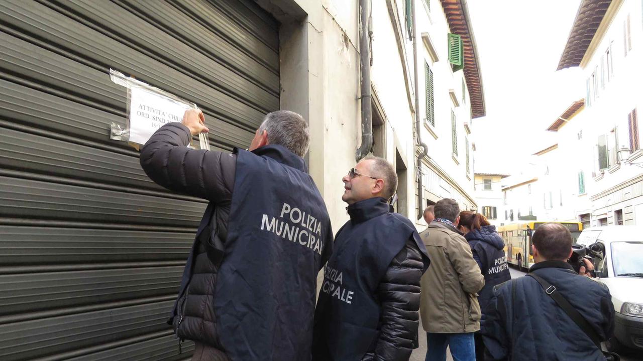 Il market di via Santa Margherita chiuso dal Comune di Prato