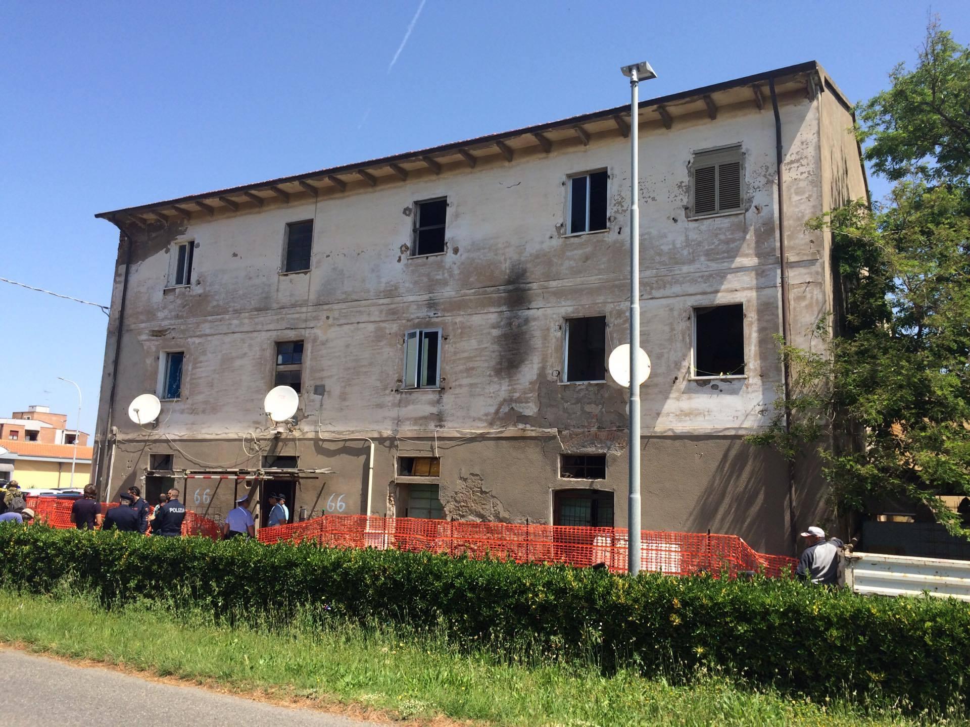 L'edificio all'ingresso di Vada oggetto dello sgombero (Foto Michele Falorni/Silvi)