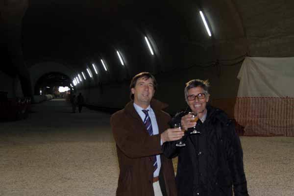 Italo Vatteroni brinda con il sindaco Zubbani nella strada dei marmi