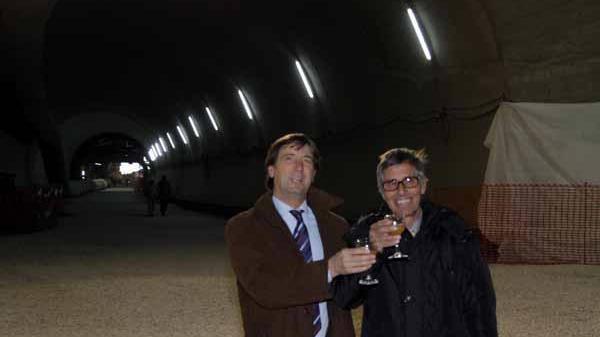 Italo Vatteroni brinda con il sindaco Zubbani nella strada dei marmi