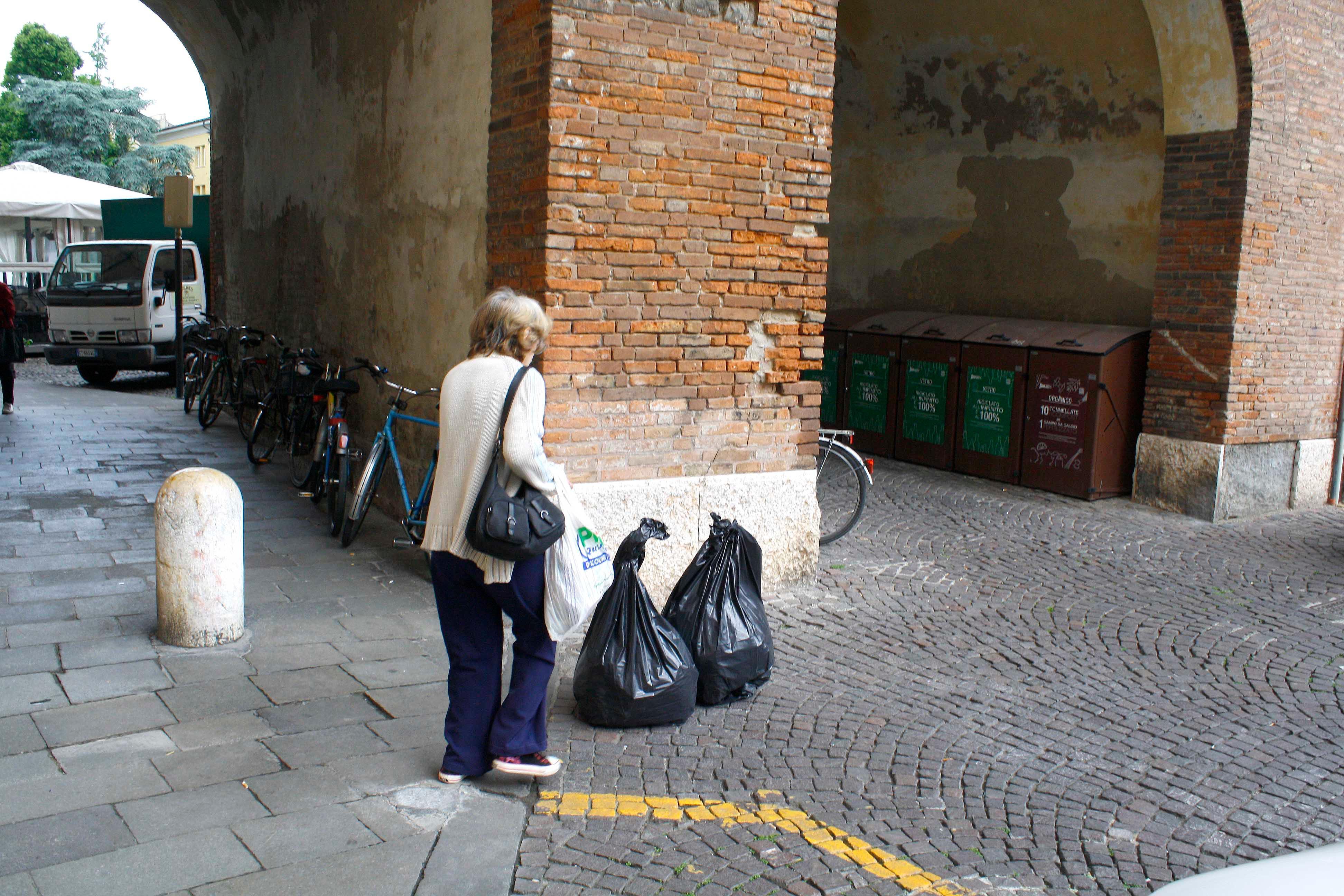 Piazza Savolarola senza cassonetti