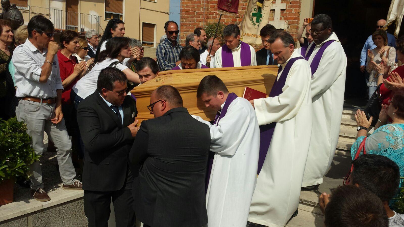I funerali di don Francesco Pieraccini nel giorno del trionfo del suo idolo, Vincenzo Nibali