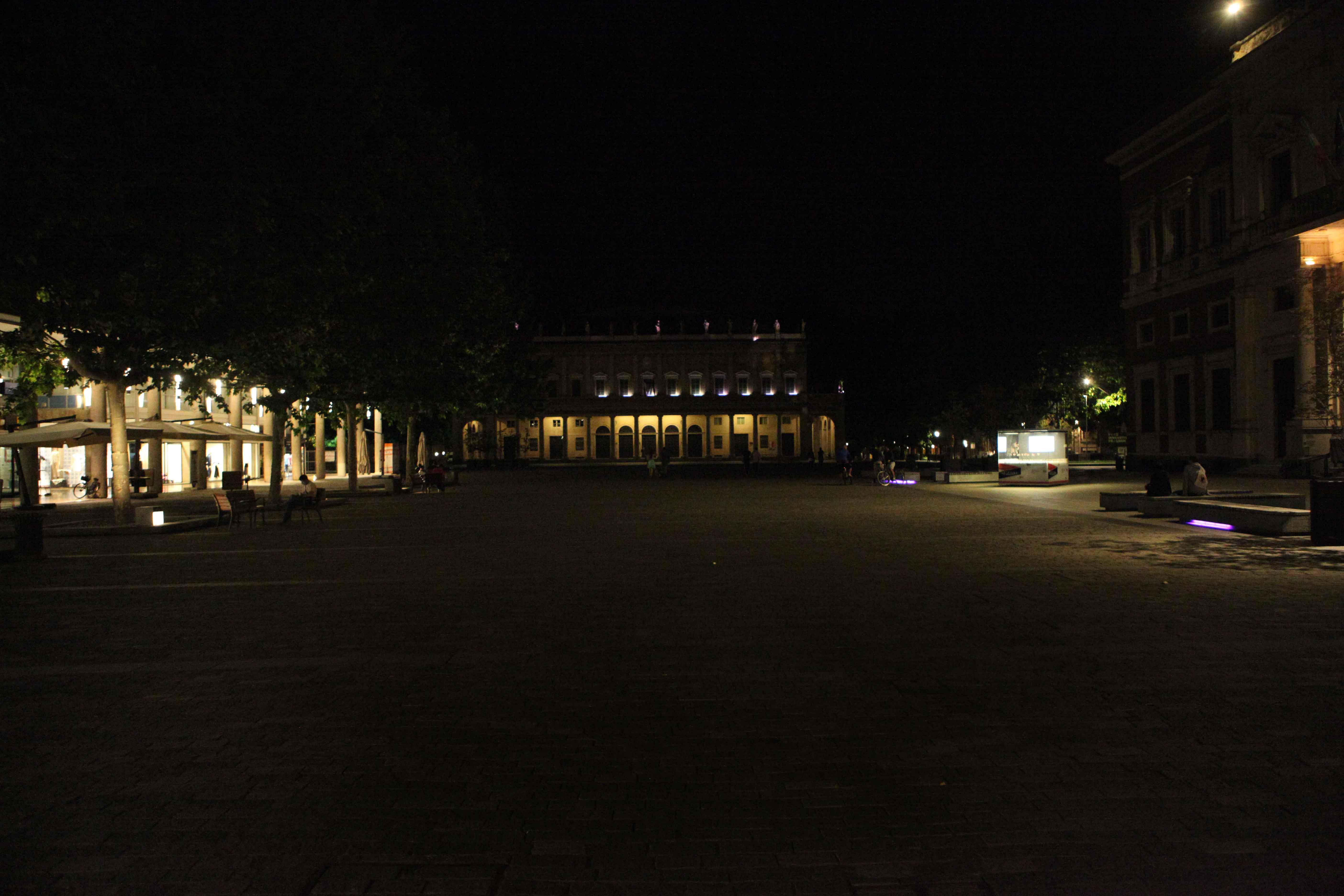 La notte in piazza Martiri del 7 Luglio, buio pesto attorno al Valli 