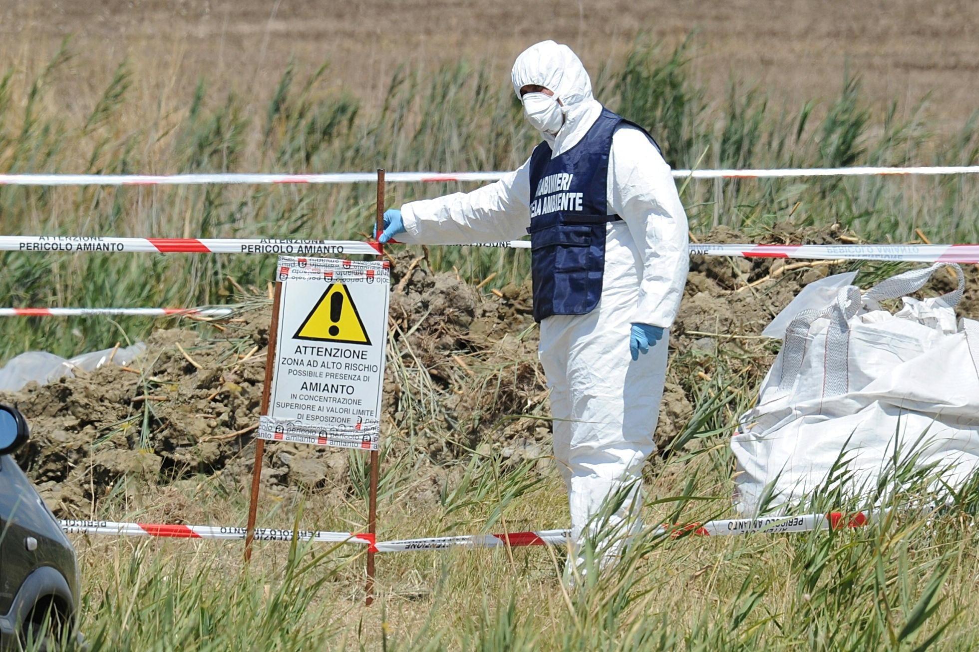 Un operatore lavora in una zona contaminata dall’amianto (archivio)