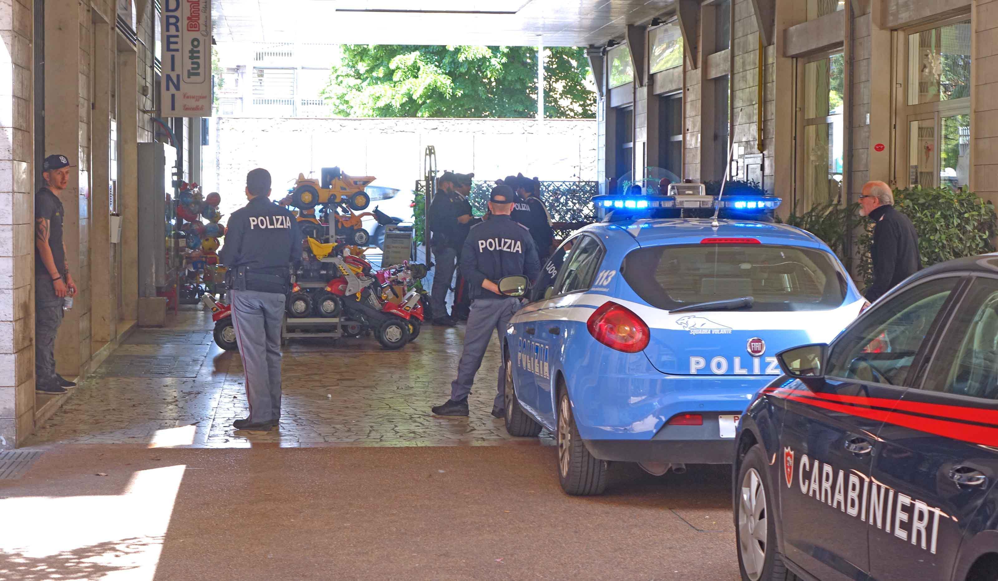 Un intervento di polizia e carabinieri in Galleria Nazionale (foto Gori)