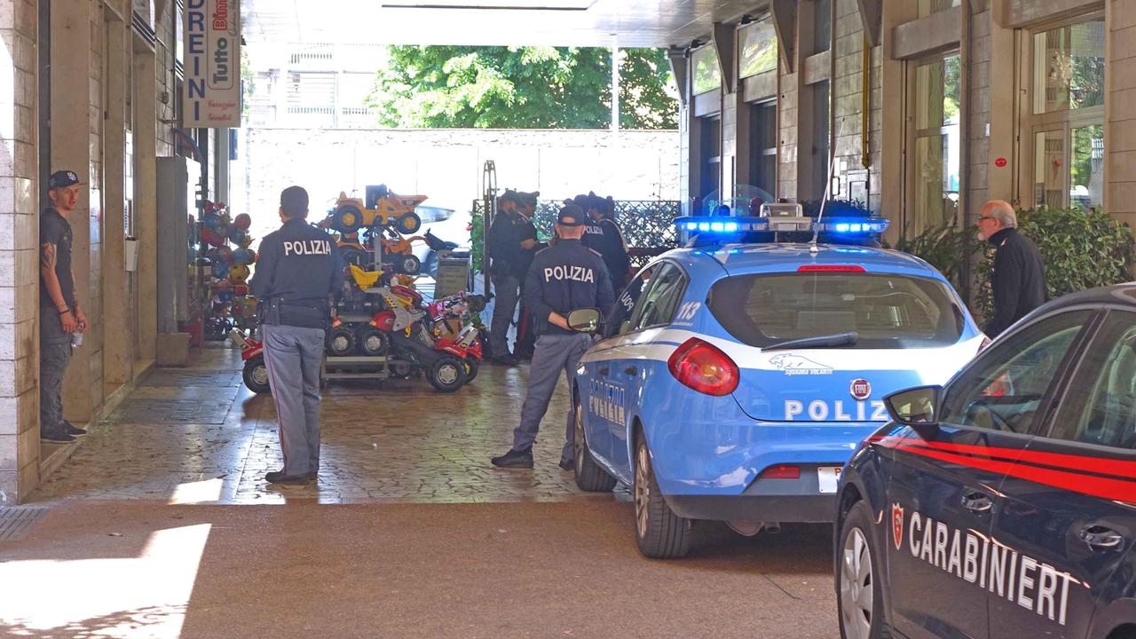 Un intervento di polizia e carabinieri in Galleria Nazionale (foto Gori)