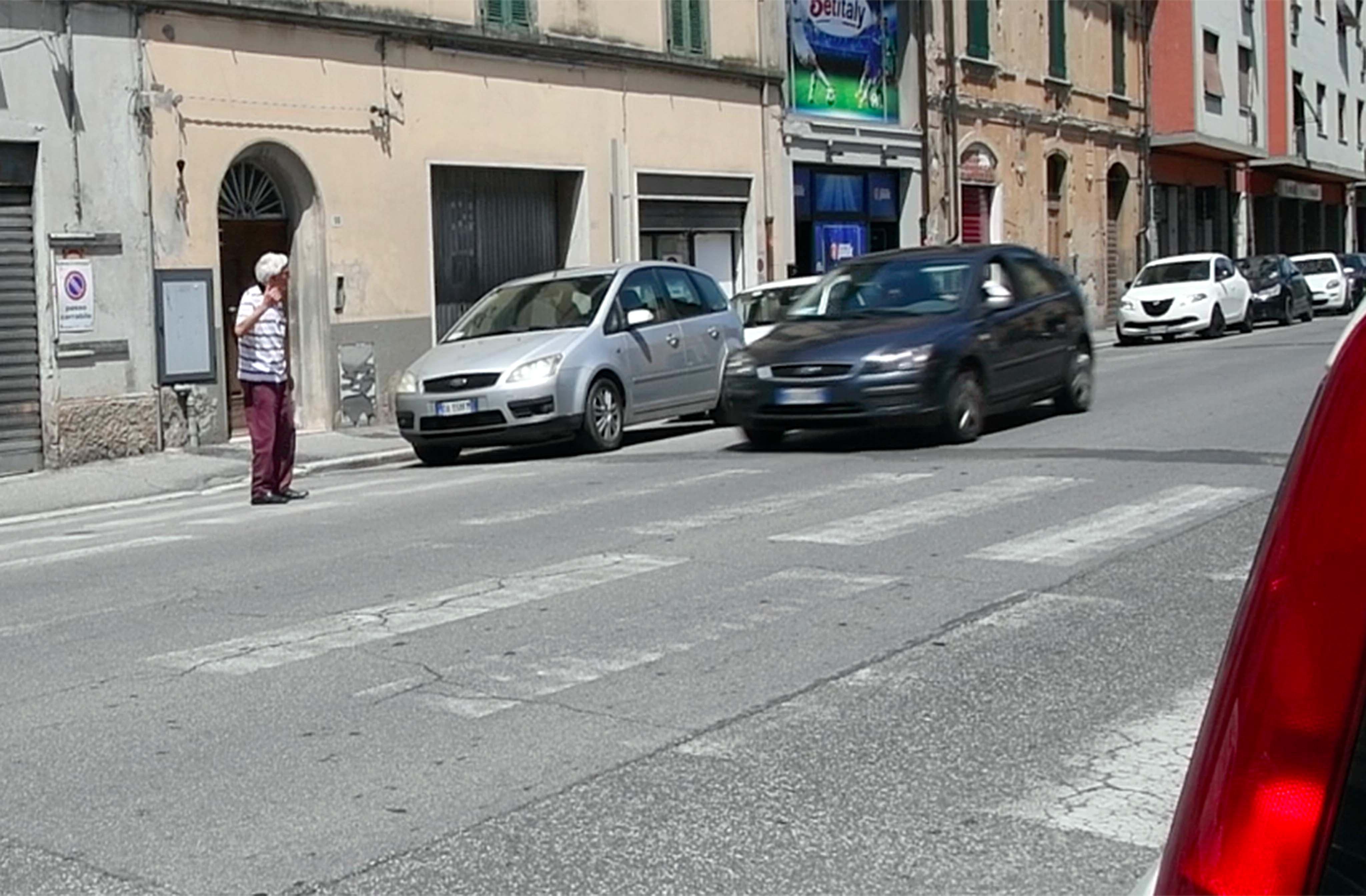 Un pedone prova ad attraversare via Veneto sulle strisce "fantasma" (foto Franco Silvi)