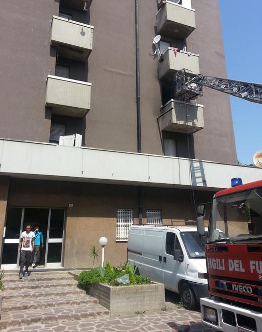 Carpi. Canna fumaria in fiamme: appartamento inagibile 