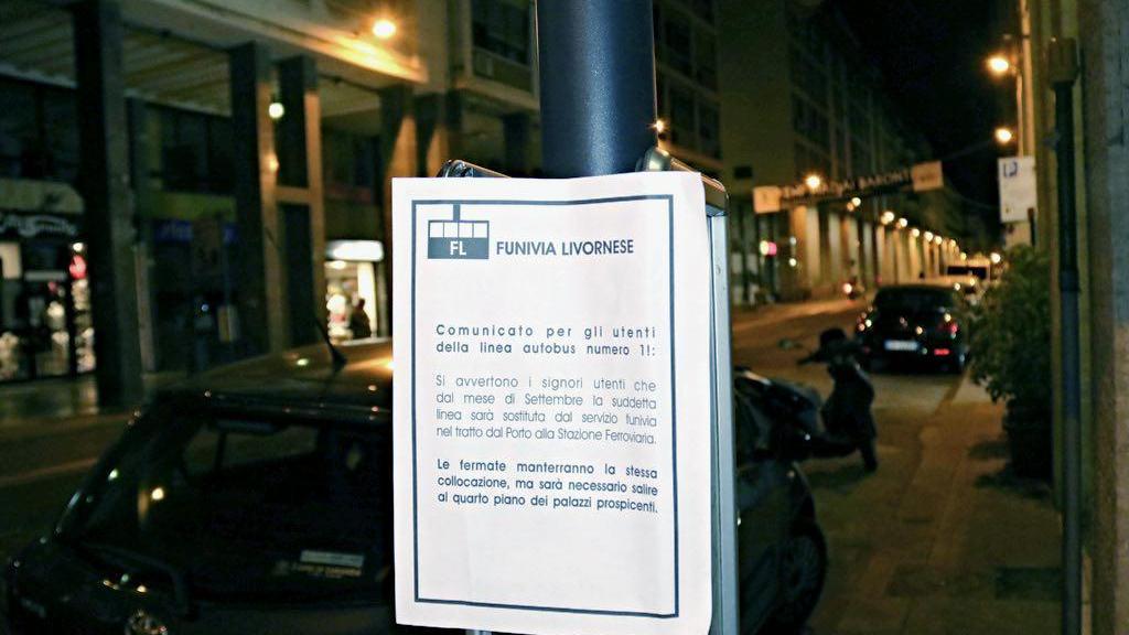 Il cartello apparso alla fermata del bus (Marzi Pentafoto)