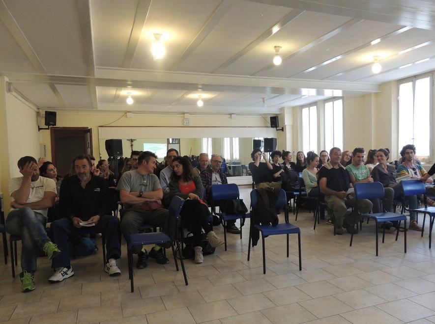 Volontari a lezione per cucinare alle feste 