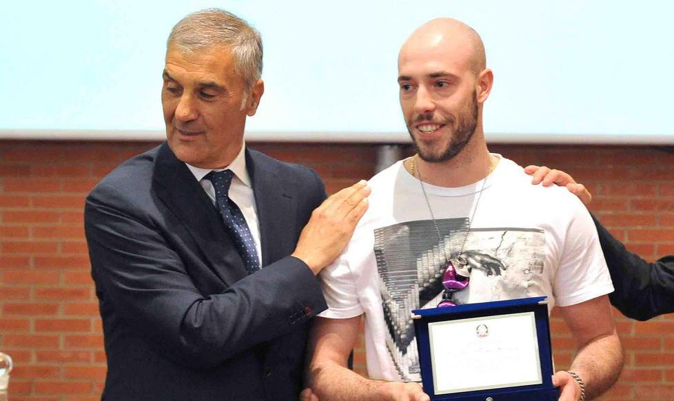 Intervenne in difesa di un’anziana rapinata premiato un operaio