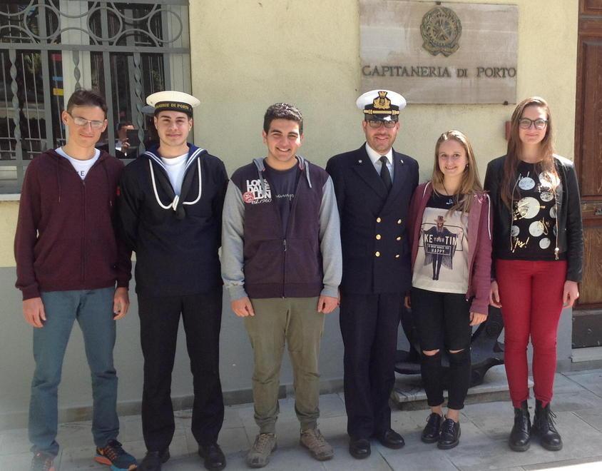 Alunni al lavoro insieme alla Capitaneria