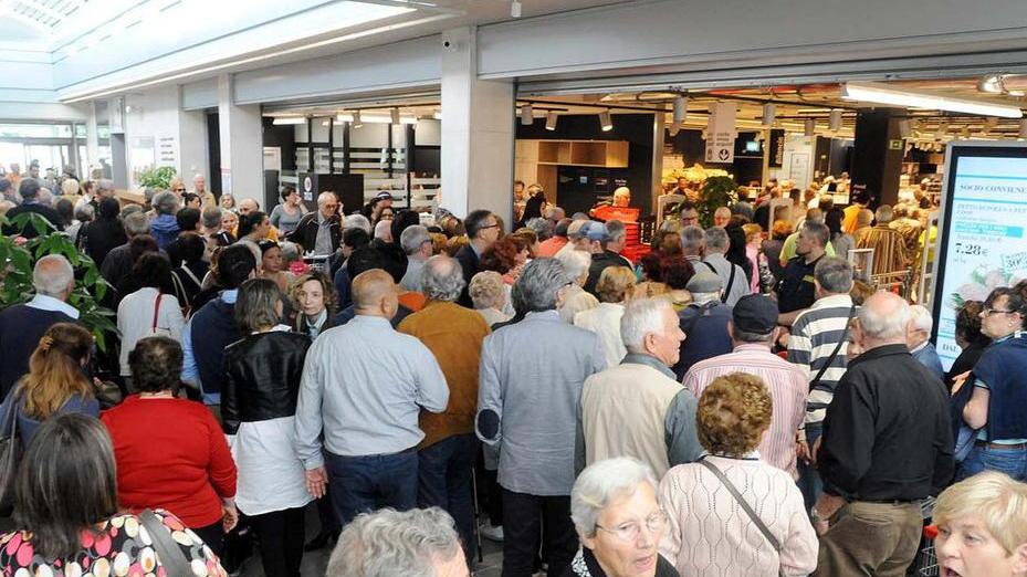 Gran folla per l’apertura della Coop